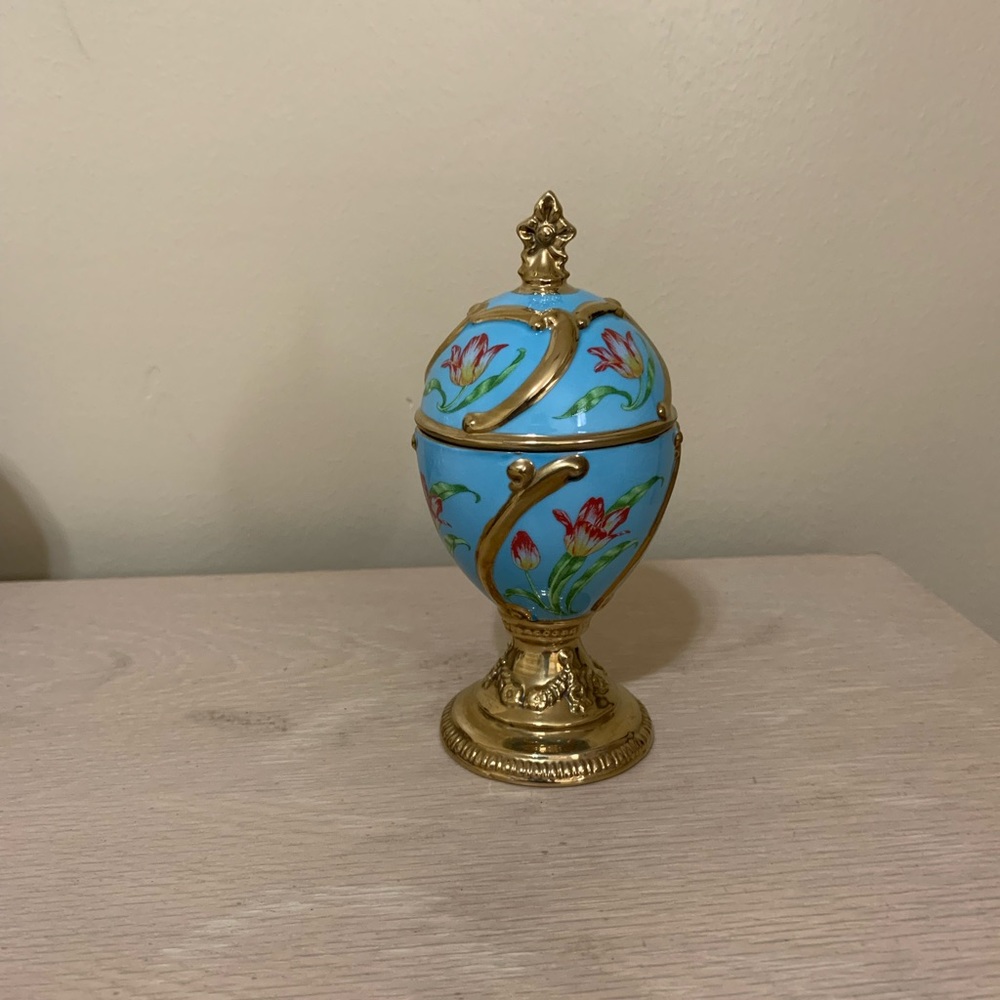 Faberge musical egg “Tulip” plays Our Love. 5.25” h